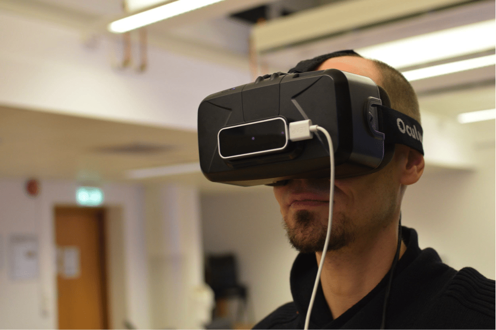 Briller som brukes i Virtual Reality, her av merket Oculus. Foto: Daniel Gunstveit