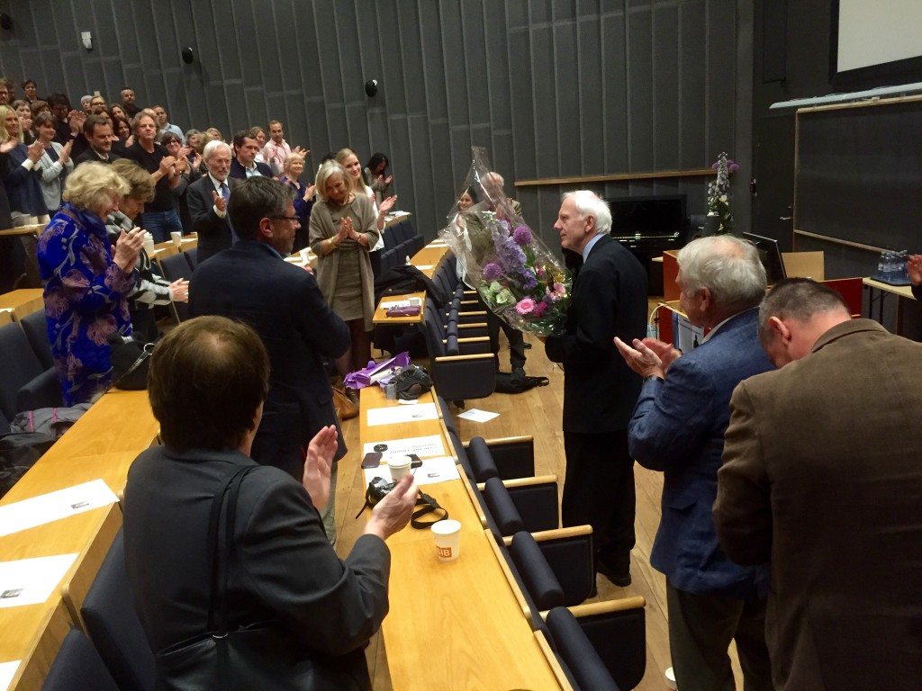Geir Høstmark Nielsen fikk stående applaus av en fullsatt sal. Foto: Jon Vøllestad
