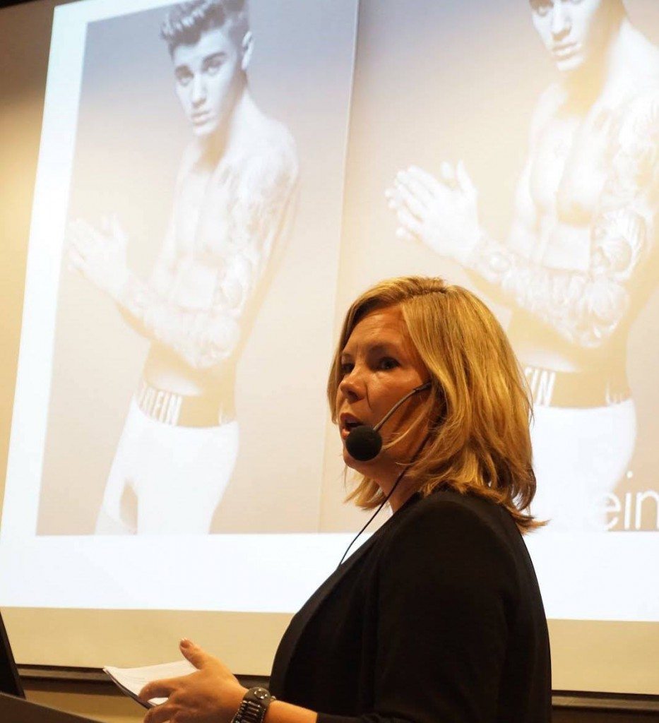 Spaltist og forfatter Marta Breen forteller om mediers fremstilling av kjønn, her eksemplisifisert med et redigert og uredigert bilde av Justin Bieber. Foto: Torunn Teig Sivertsen