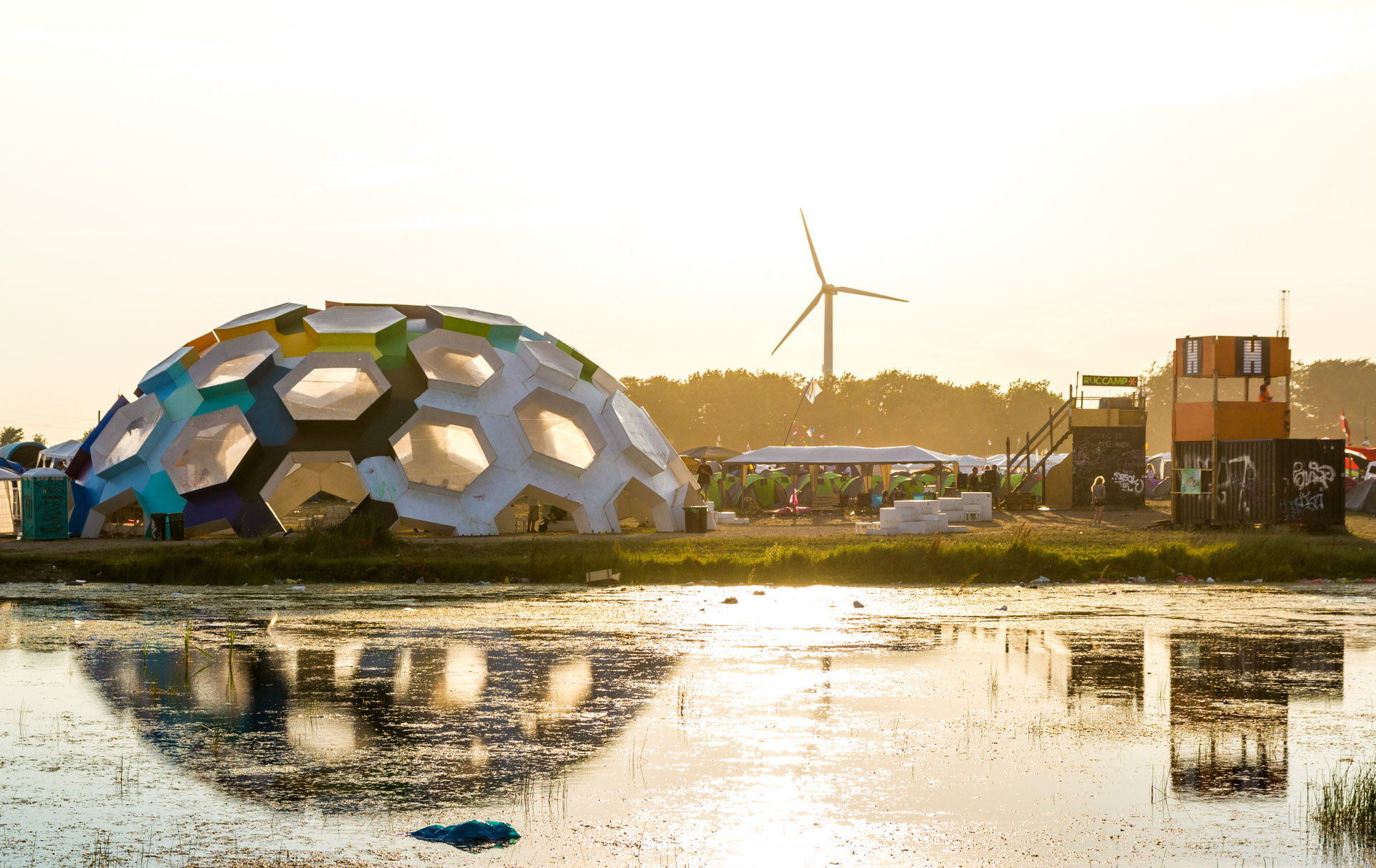 “Dream City”, en bærekraftig camp på Roskildefestivalen, er et eksempel på en måte å fremme klimavennlig tenkning på som ikke skaper frykt, og som oppfordrer til deltakelse. Foto: Thomas Rousing, lisensiert under CC BY 2.0. 